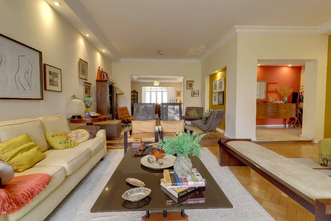 - Casa com 320 m², 4 quartos sendo 3 suítes à venda e locação no bairro Brooklin.