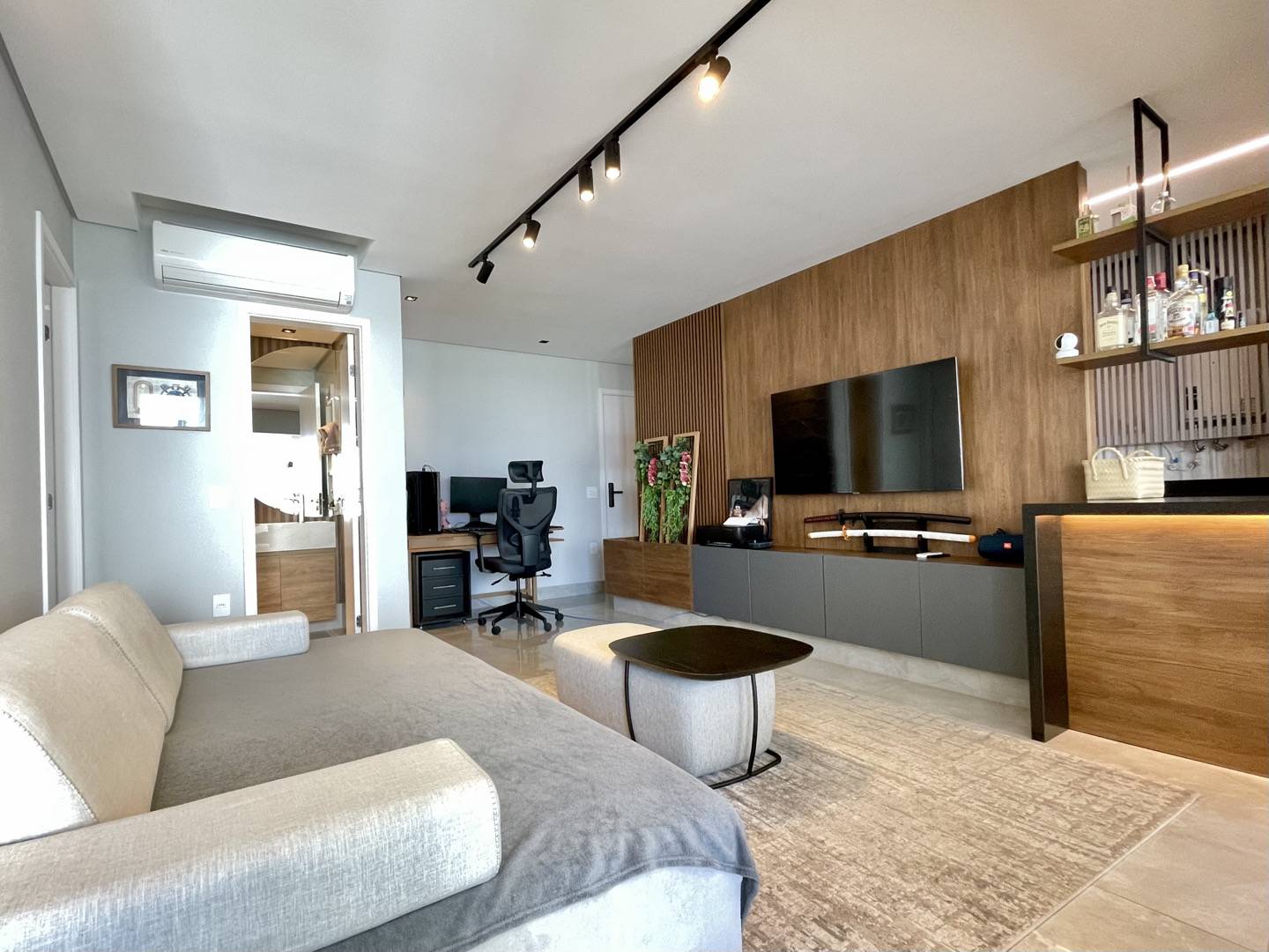 - Apartamento com 73 m² reformado com 1 suíte à venda no bairro Pinheiros.