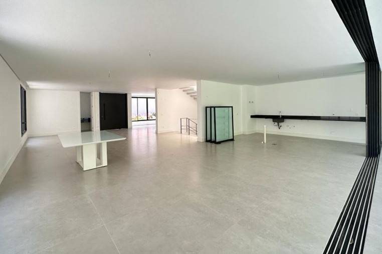 - Casa de condomínio com 828.66 m², 4 quartos sendo 4 suítes à venda no bairro Chácara Santo Antônio.