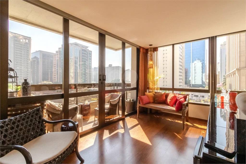 - Apartamento com 230.0 m², à venda no bairro Itaim Bibi.