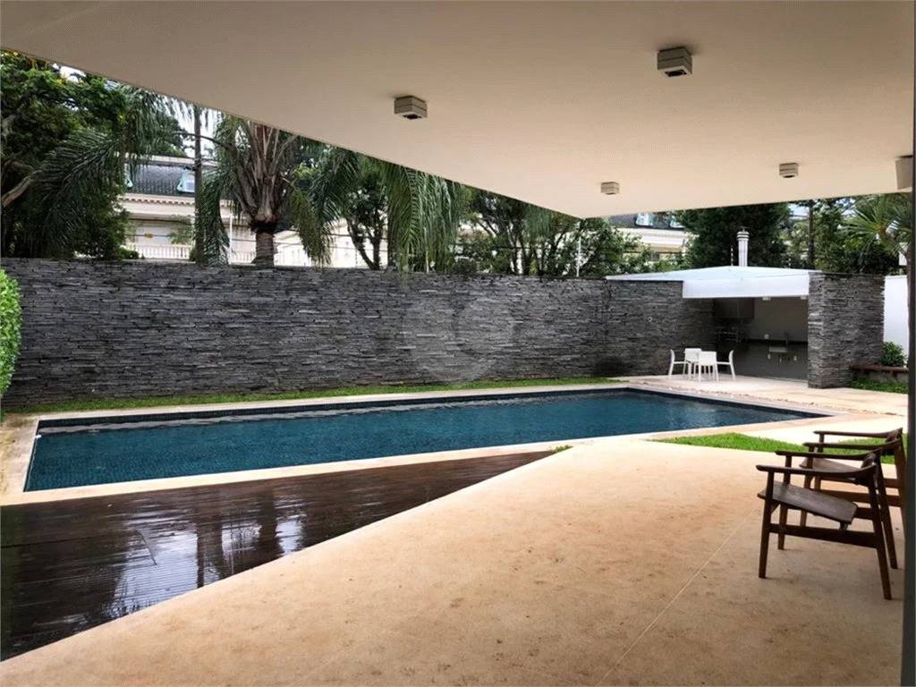 - Casa com 650 m², 5 quartos sendo 2 suítes à venda no bairro Jardim Luzitânia a passos do Parque Ibirapuera