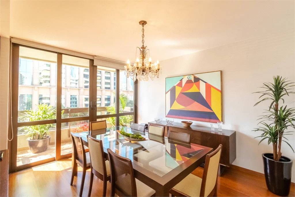 - Apartamento com 230.0 m², à venda no bairro Itaim Bibi.