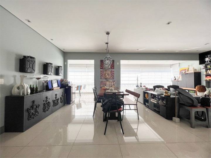 - Apartamento com 156 m², 3 quartos sendo 3 suítes à venda no bairro Itaim Bibi.