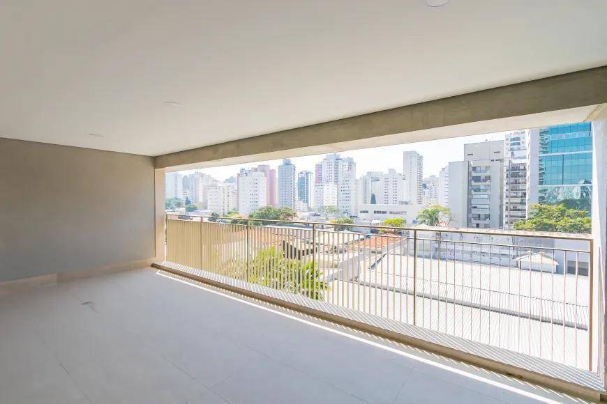 - Apartamento com 149 m², 3 quartos sendo 3 suítes à venda no bairro Moema.