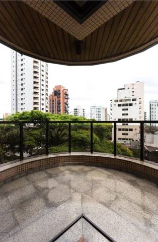 - Apartamento com 228 m², 4 quartos sendo 4 suítes à venda no bairro Moema.