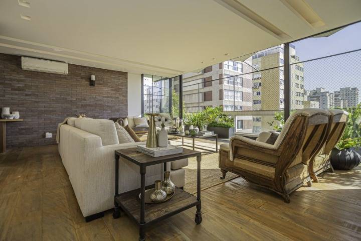 - Cobertura duplex com 330 m², 3 quartos sendo 3 suítes à venda no bairro Jardim Paulistano com vista permanente para o Clube Pinheiros .