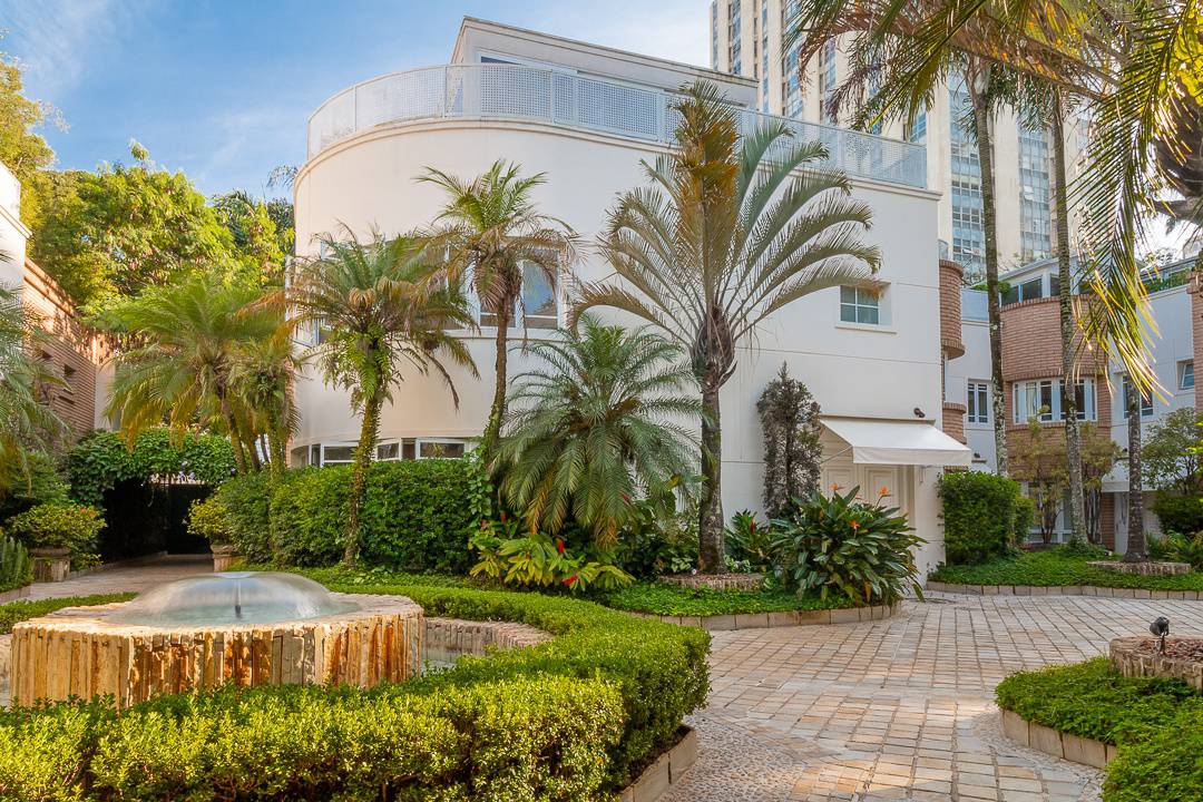 - Casa de condomínio com 910 m², 4 quartos sendo 4 suítes à venda no bairro Jardim Europa.