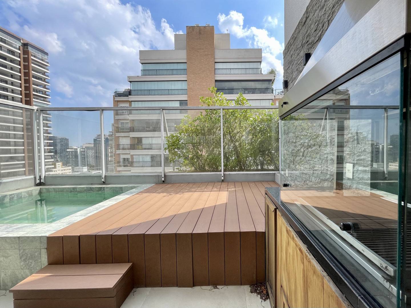 - Triplex com 169 m², 2 quartos sendo 2 suítes para alugar no bairro Itaim Bibi.