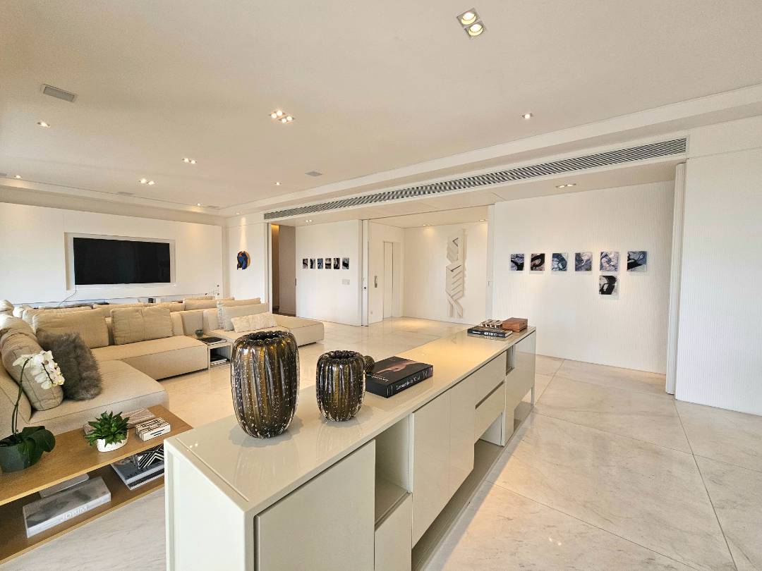 - Luxo e Conforto em Moema Fora de Rota – 400m² com 4 suítes, Varanda Gourmet e 5 Vagas Exclusivas à venda no bairro Moema Índios.