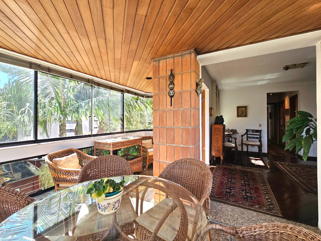 - Apartamento com 155 m², 3 quartos sendo 1 suíte e 2 vagas  à venda no bairro Jardim Europa ao lado do Clube Pinheiros