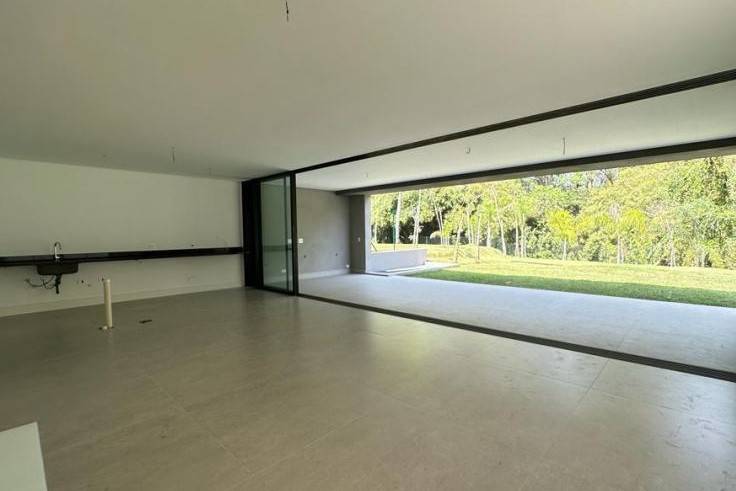 - Casa de condomínio com 828.66 m², 4 quartos sendo 4 suítes à venda no bairro Chácara Santo Antônio.