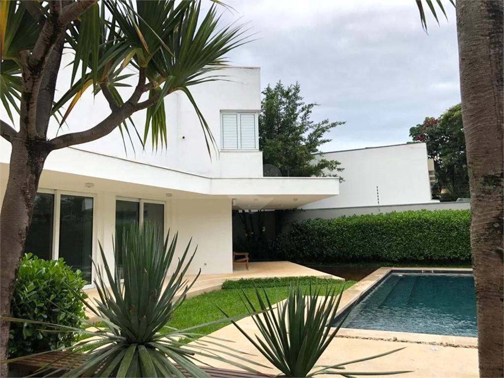 - Casa com 650 m², 5 quartos sendo 2 suítes à venda no bairro Jardim Luzitânia a passos do Parque Ibirapuera