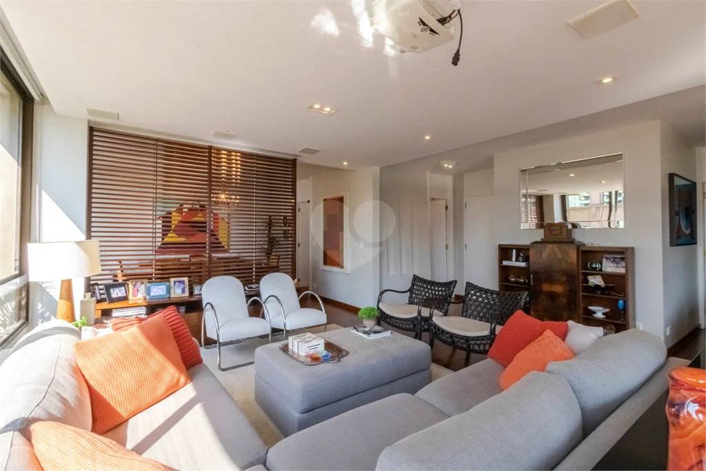 - Apartamento com 230.0 m², à venda no bairro Itaim Bibi.