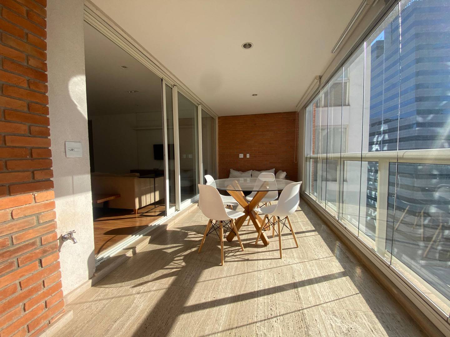 - Apartamento com 92.5 m², 2 quartos sendo 2 suítes para alugar no bairro Itaim Bibi.