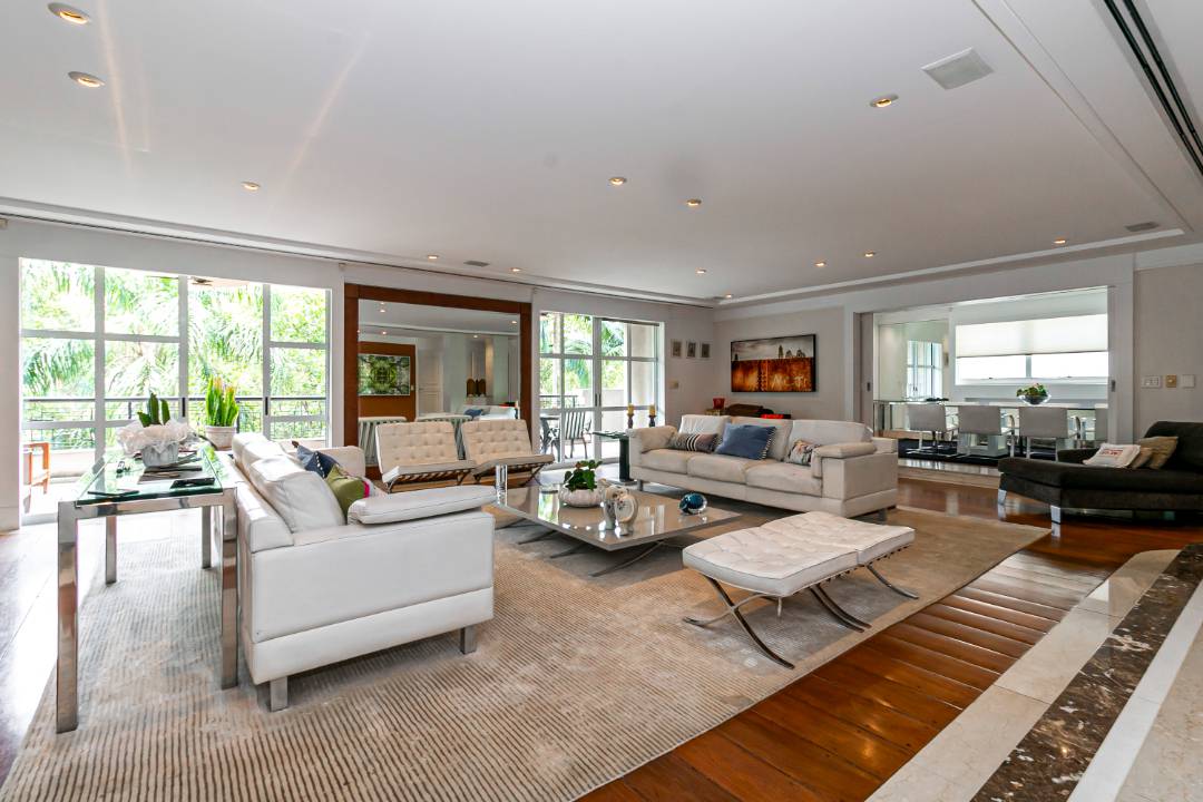 - Apartamento de Alto Luxo debruçado sobre o Parque Ibirapuera, 4 suítes e 6 vagas