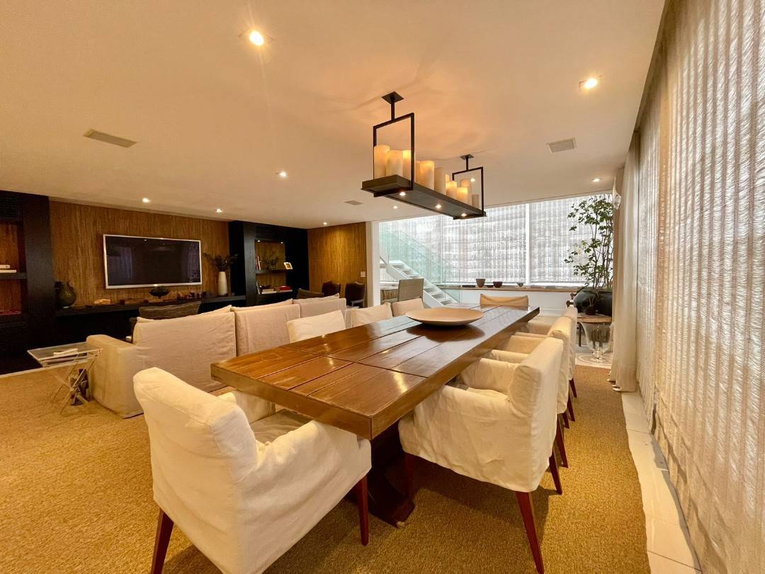 - Cobertura para venda e locação com 390 m², 4 quartos sendo 3 suítes mobiliado no bairro Itaim Bibi.