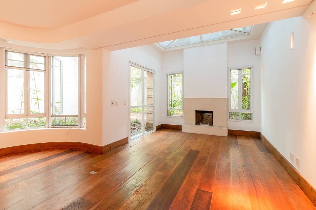 - Casa de condomínio com 910 m², 4 quartos sendo 4 suítes à venda no bairro Jardim Europa.