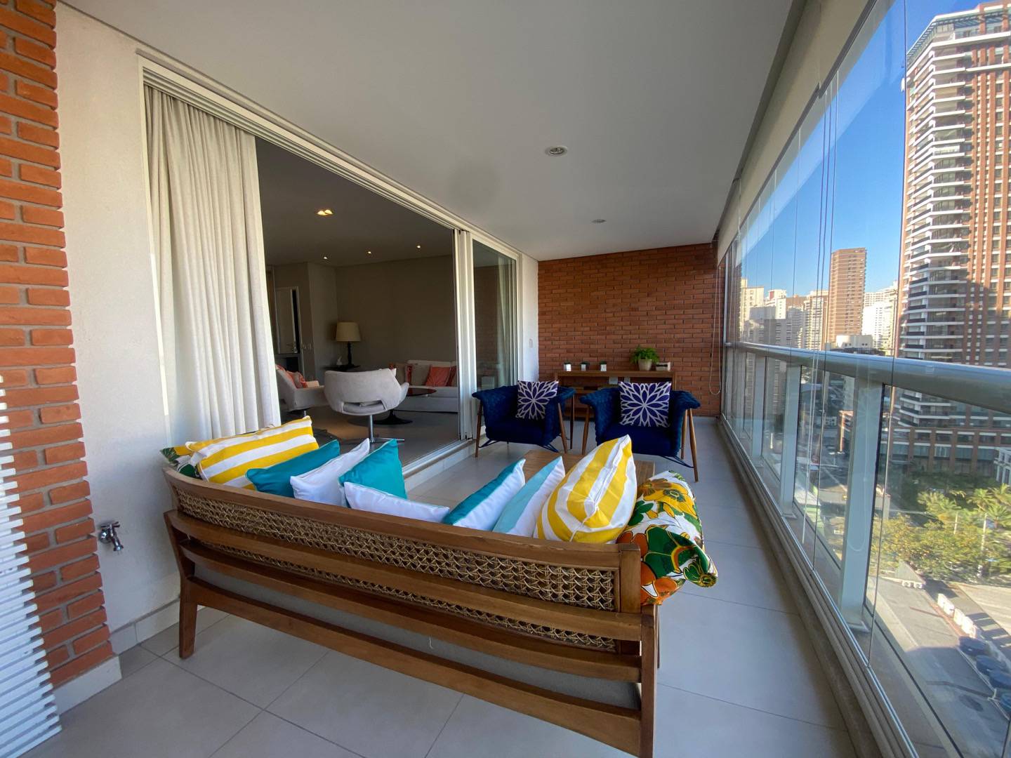 - Apartamento com 92.5 m², 2 quartos sendo 2 suítes para alugar no bairro Itaim Bibi.