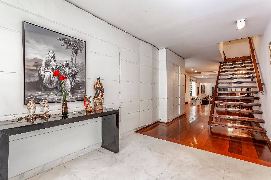 - Casa com 300 m², 4 quartos sendo 3 suítes à venda no bairro Jardim Europa.