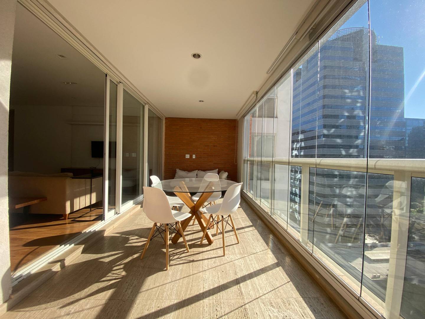 - Apartamento com 92.5 m², 2 quartos sendo 2 suítes para alugar no bairro Itaim Bibi.