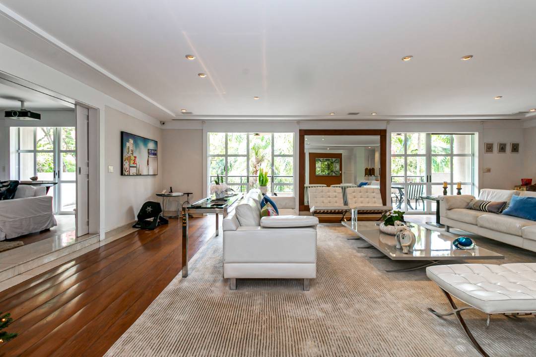 - Apartamento de Alto Luxo debruçado sobre o Parque Ibirapuera, 4 suítes e 6 vagas