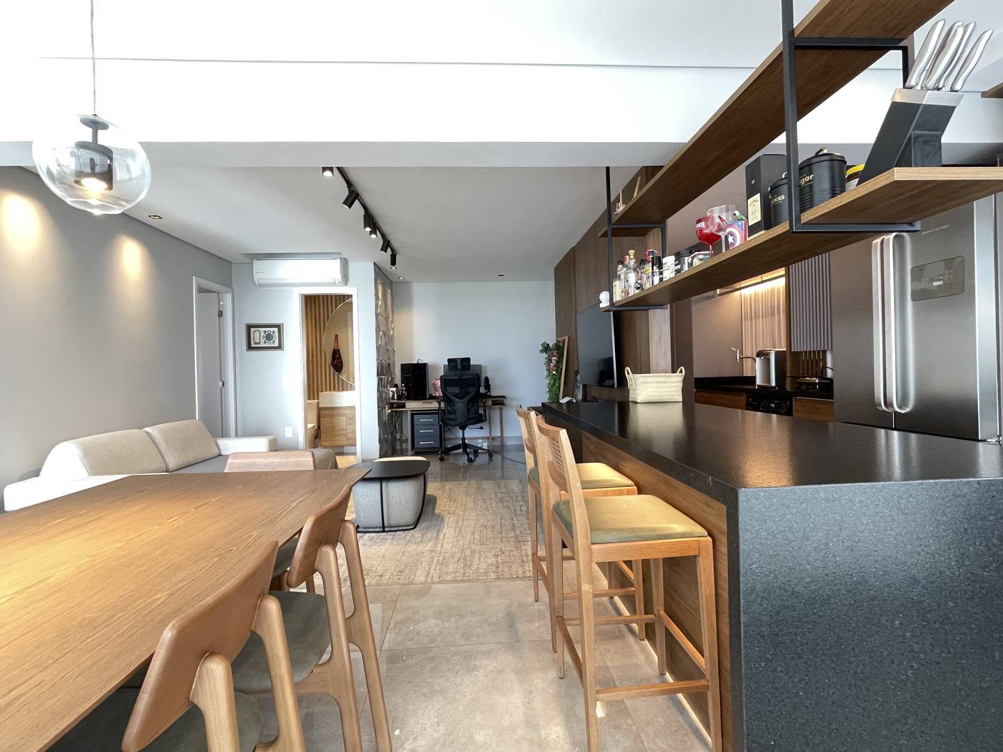 - Apartamento com 73 m² reformado com 1 suíte à venda no bairro Pinheiros.