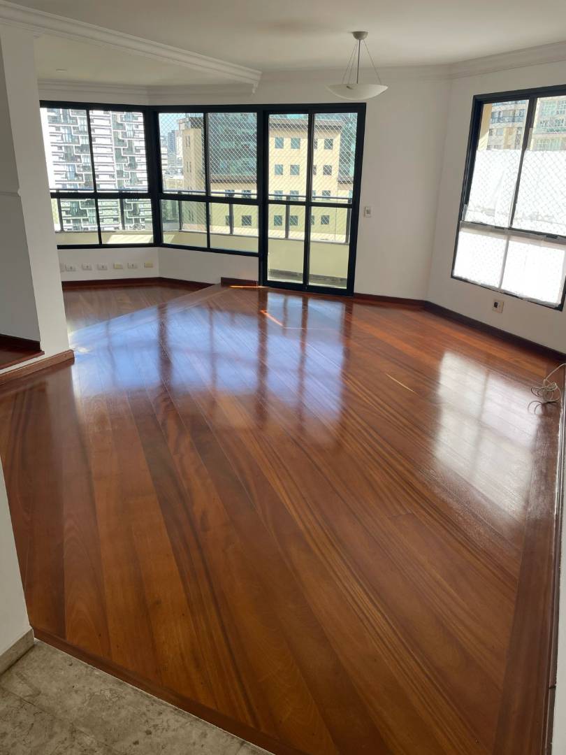 - Apartamento com 210 m², 3 quartos sendo 3 suítes à venda no bairro Moema.