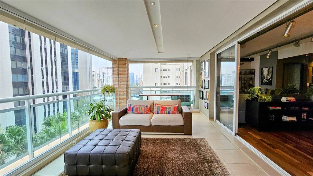 - Apartamento com 162.0 m², à venda no bairro Itaim Bibi.