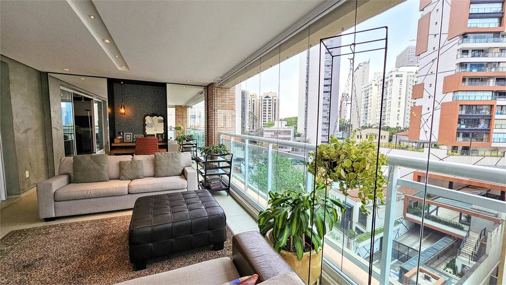 - Apartamento com 162.0 m², à venda no bairro Itaim Bibi.