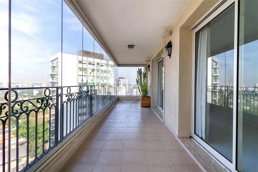 - Apartamento com 351 m², 3 quartos sendo 3 suítes à venda no bairro Jardim América.