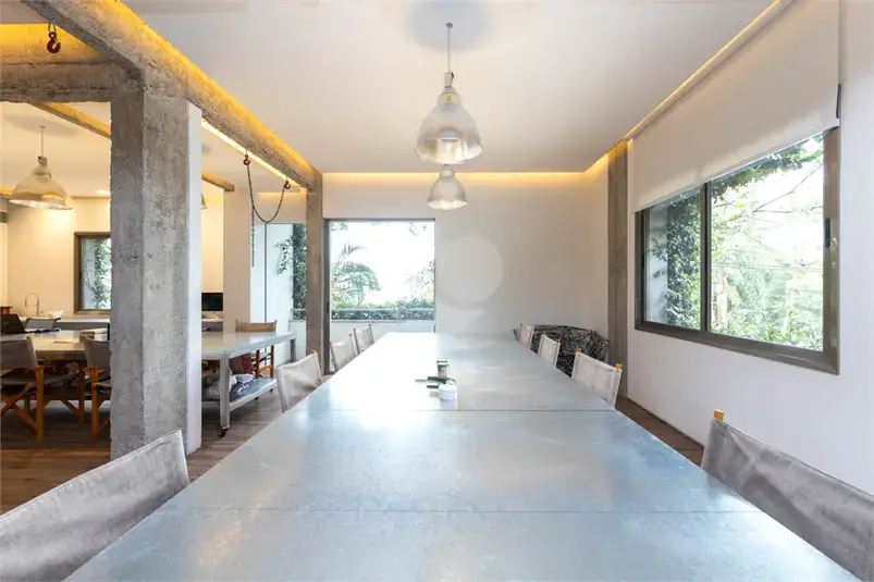 - Apartamento em frente ao Clube Pinheiros com 137 m², 2 quartos sendo 2 suítes para venda ou locação no bairro Jardim Europa.