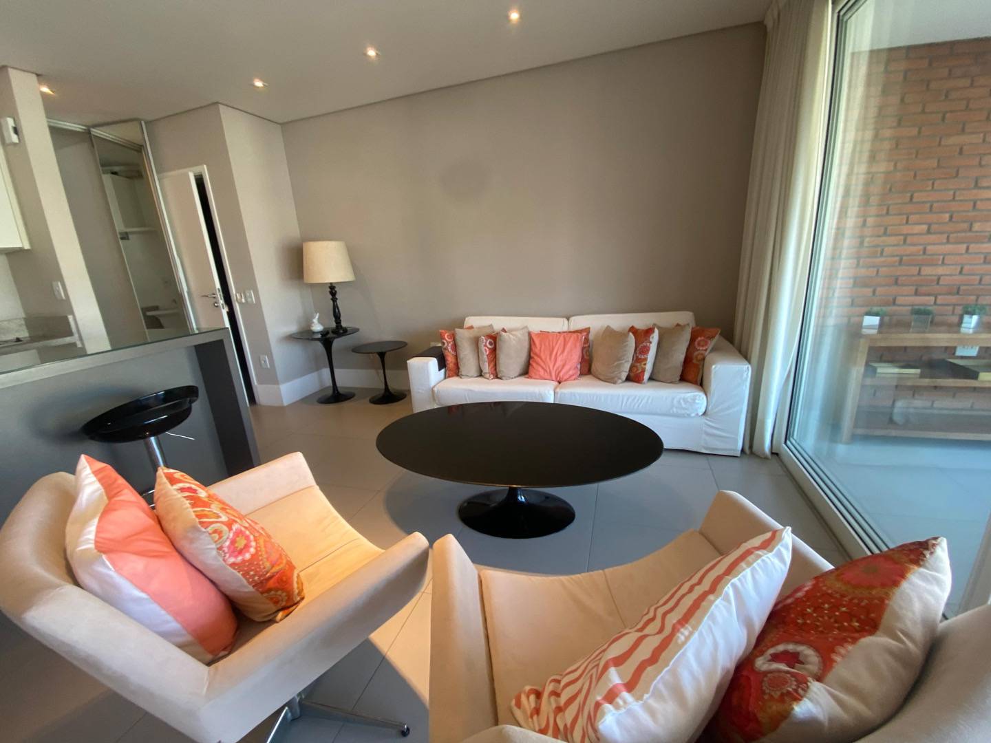 - Apartamento com 92.5 m², 2 quartos sendo 2 suítes para alugar no bairro Itaim Bibi.