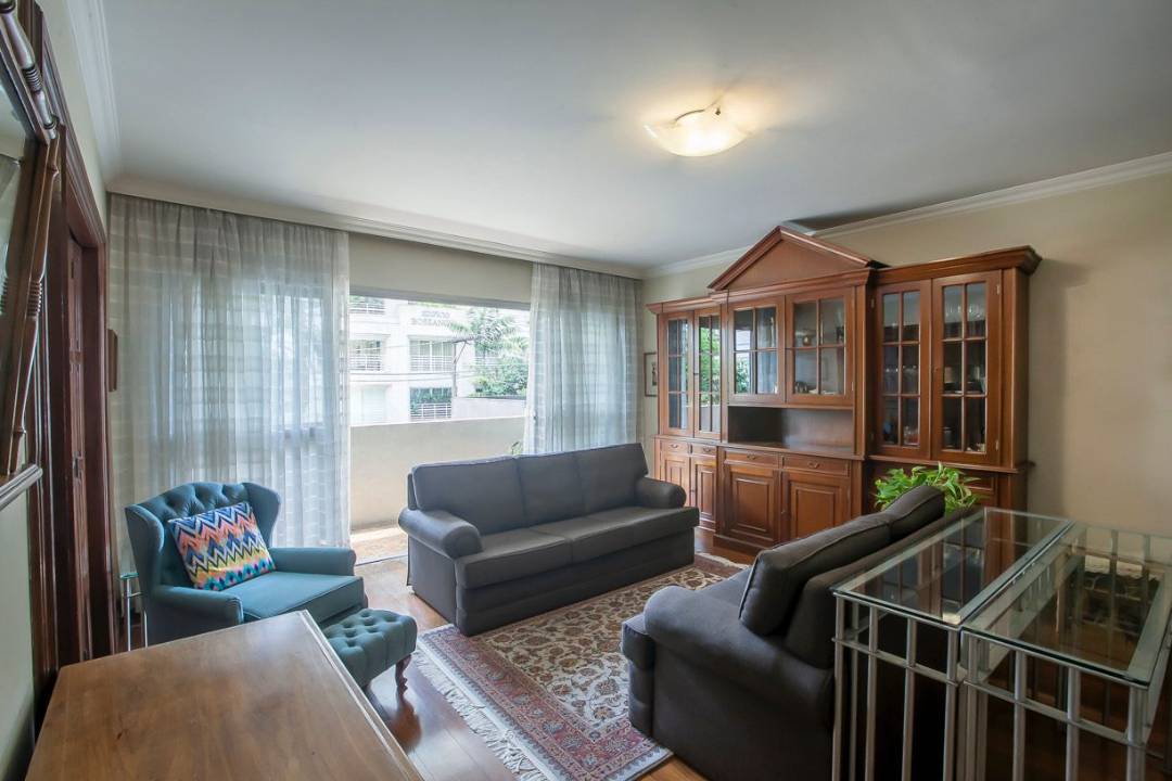 - Apartamento com 190 m², 4 quartos sendo 1 suíte e 2 vagas e elevador privativo à venda entre Pedroso Alvarenga e Jerônimo da Veiga no Miolo do Itaim Bibi.