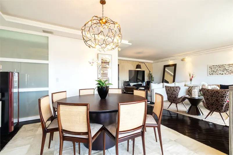 - Apartamento com 212.0 m², à venda no bairro Vila Nova Conceição.