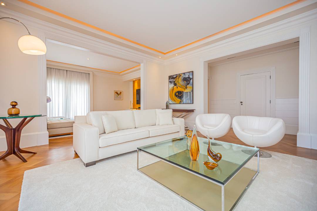 - Luxuoso Apartamento para Alugar no Itaim Bibi | 276 m², 3 Suítes, Reformado e Mobiliado