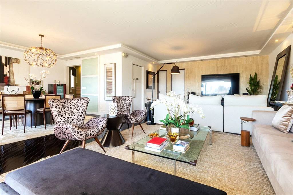 - Apartamento com 212.0 m², à venda no bairro Vila Nova Conceição.