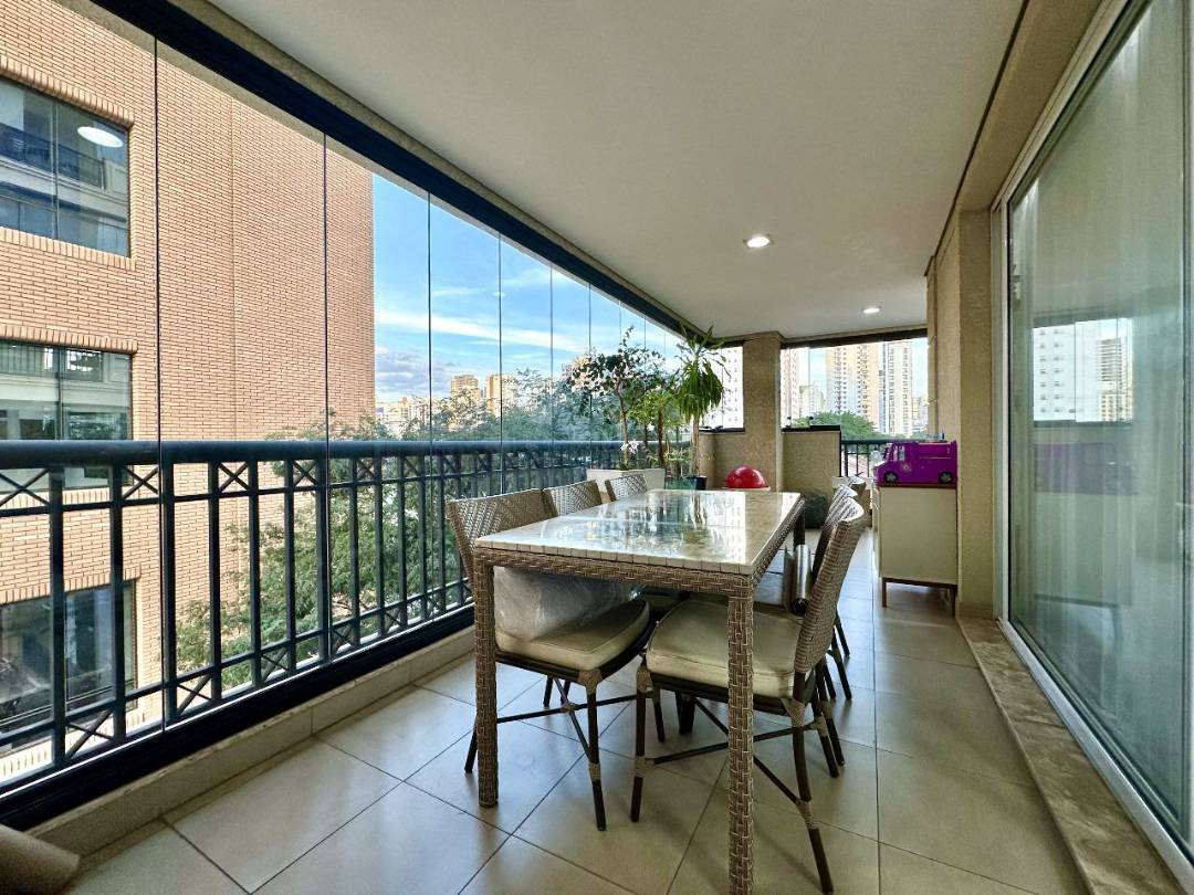 - Apartamento com 180 m², 3 quartos sendo 3 suítes à venda no bairro Vila Nova Conceição.