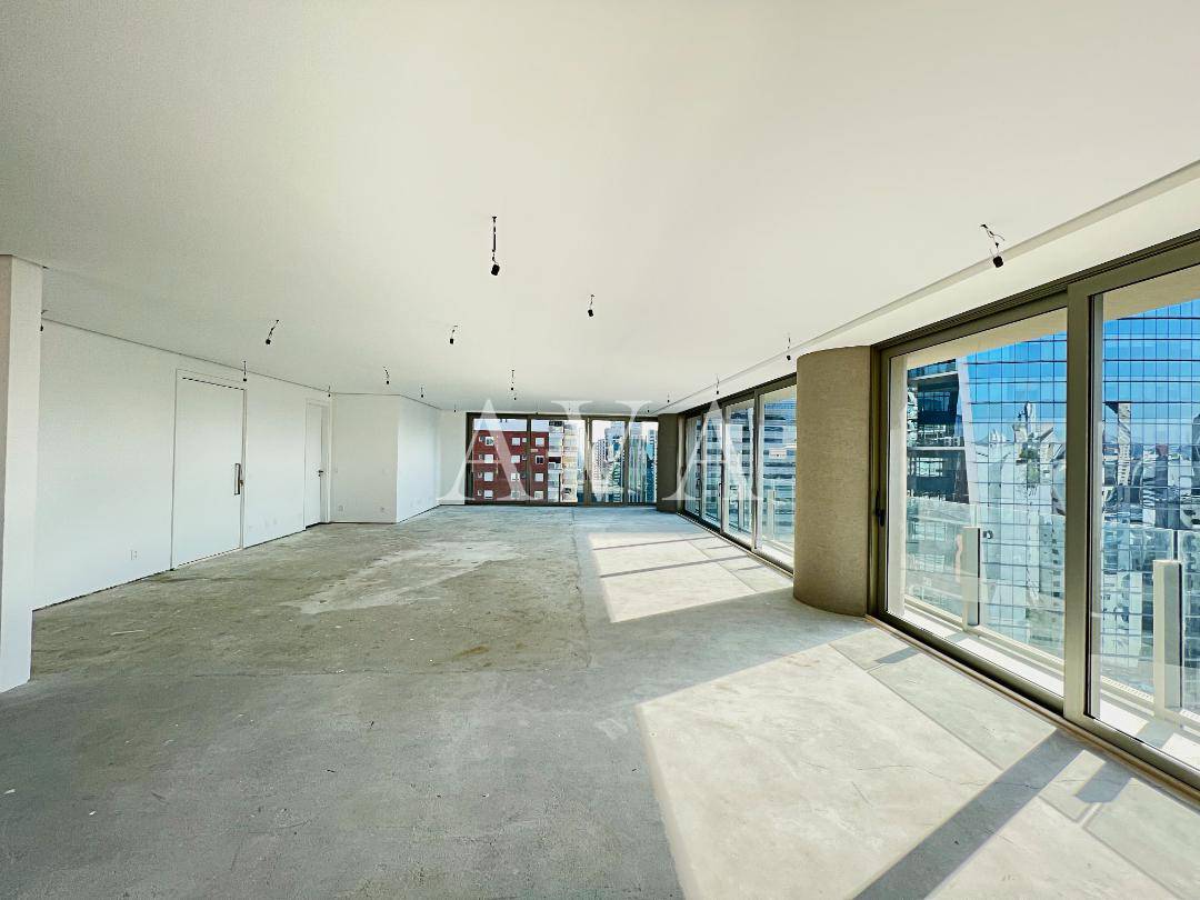 - Apartamento de  335 m² com 4 suítes na Casa Leopoldo, à venda no bairro Itaim Bibi.