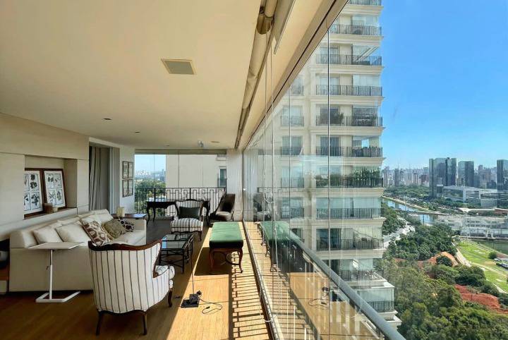 - Apartamento com 300 m², 3 quartos sendo 3 suítes à venda no bairro Cidade Jardim.