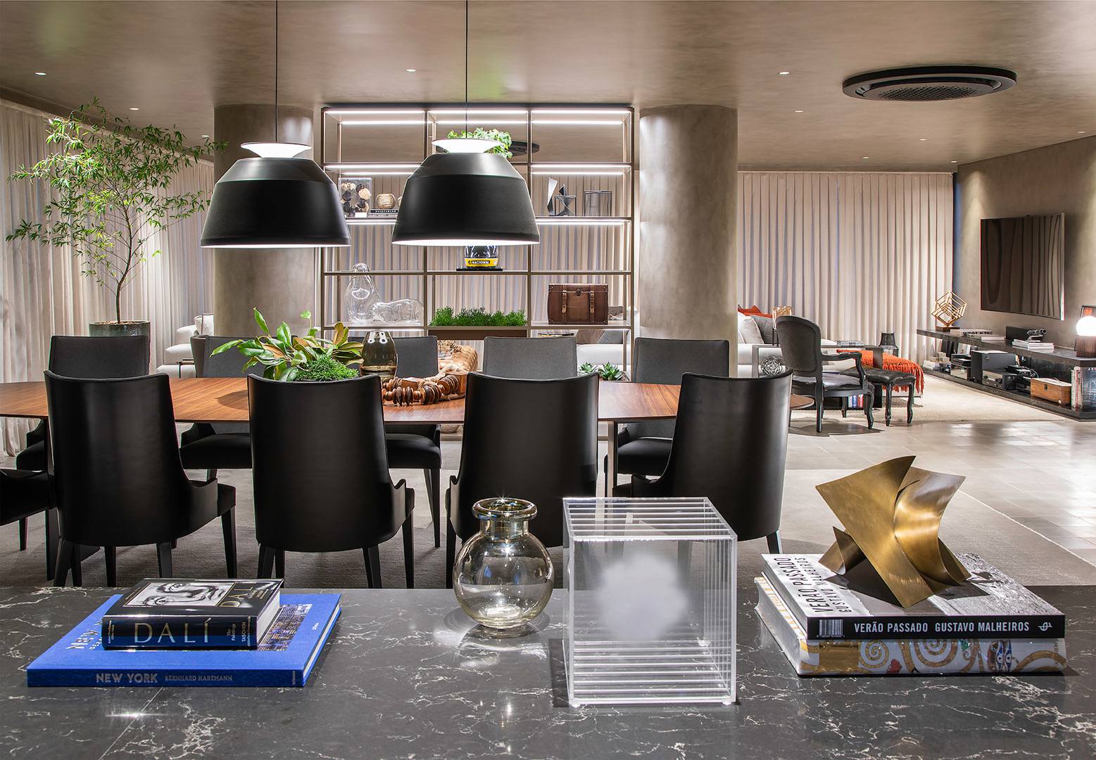 - Apartamento com 322.85 m², 3 quartos sendo 3 suítes à venda no bairro Vila Olímpia.