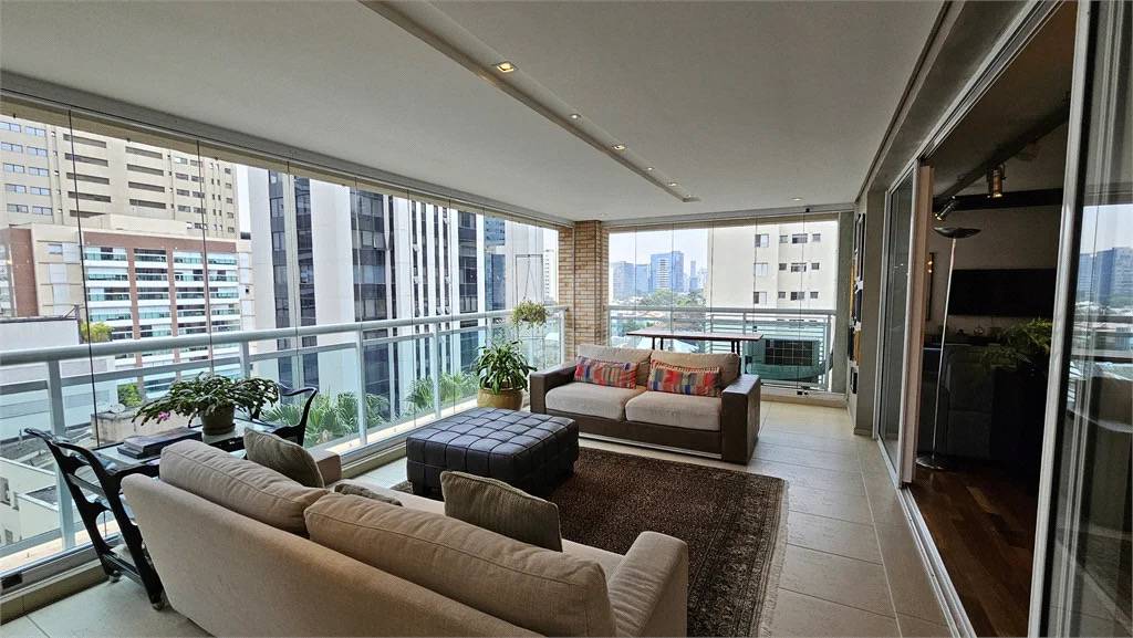 - Apartamento com 162.0 m², à venda no bairro Itaim Bibi.