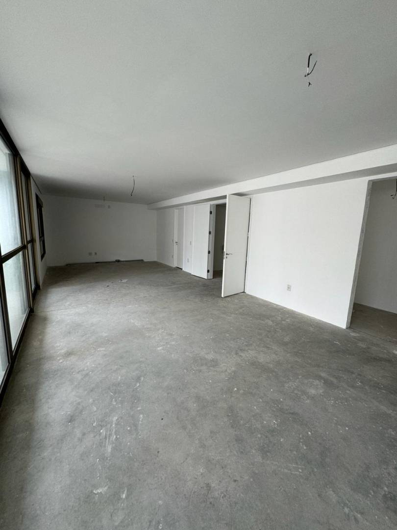 - Apartamento com 280 m², 3 quartos sendo 3 suítes à venda no bairro Moema.