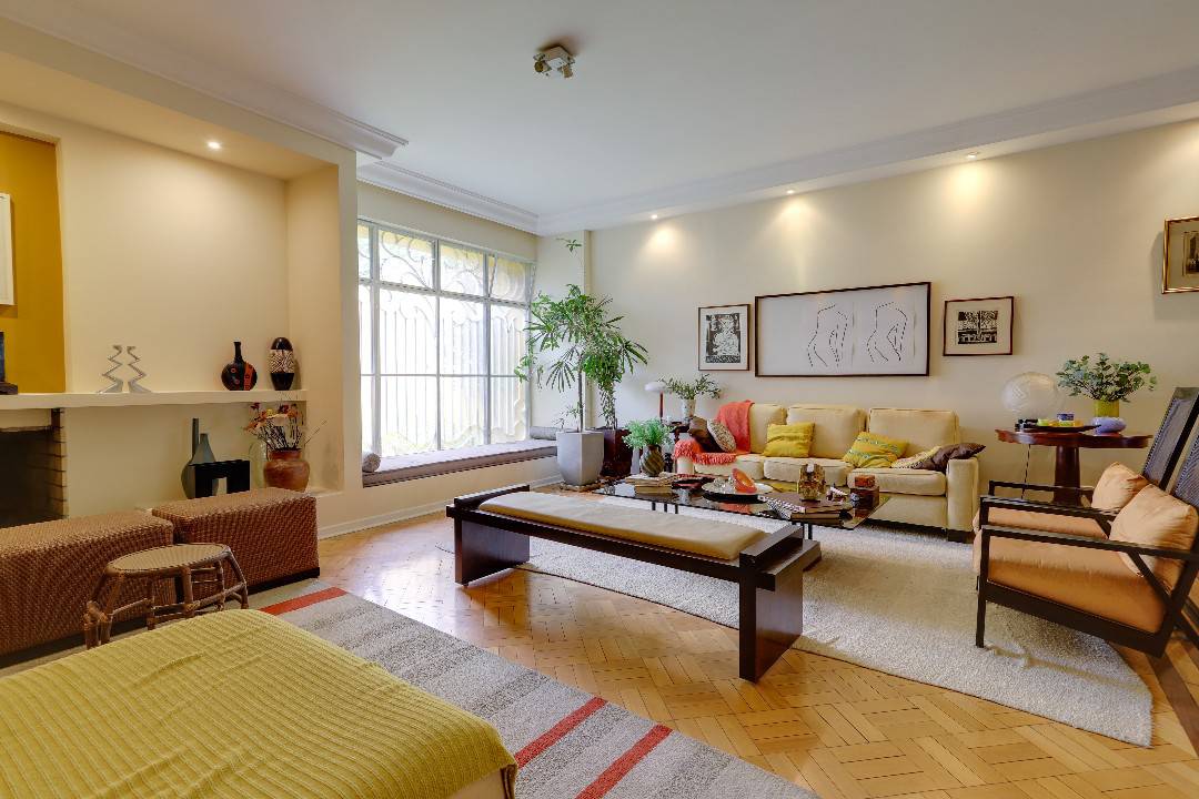 - Casa com 320 m², 4 quartos sendo 3 suítes à venda e locação no bairro Brooklin.