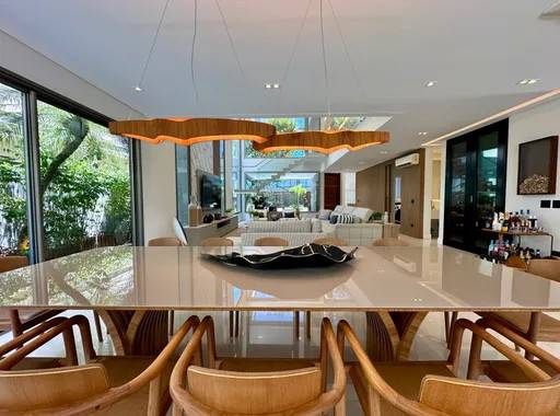 - Casa de condomínio com 537.24 m², 6 quartos sendo 6 suítes à venda no bairro Riviera de São Lourenço.