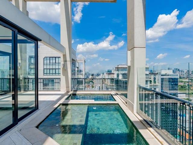 - Cobertura Triplex Luxuosa à venda Mobiliada  com 750 m², 4 suítes e 8 vagas na Vila Olímpia.