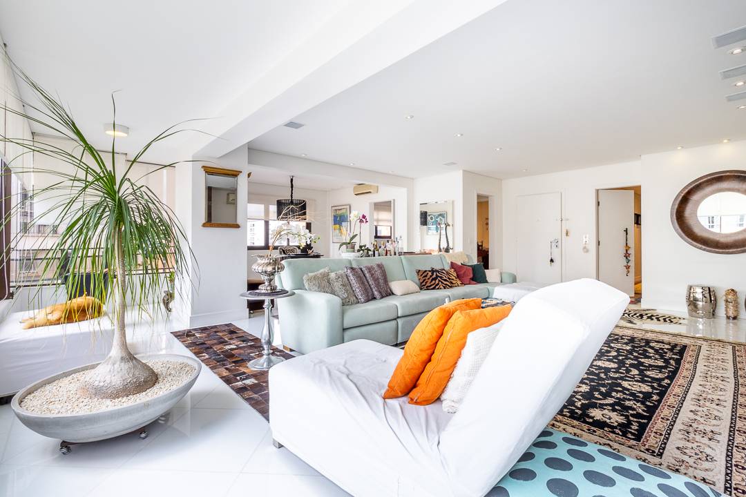 - Apartamento com 209.6 m², 3 quartos sendo 3 suítes à venda no bairro Vila Nova Conceição.