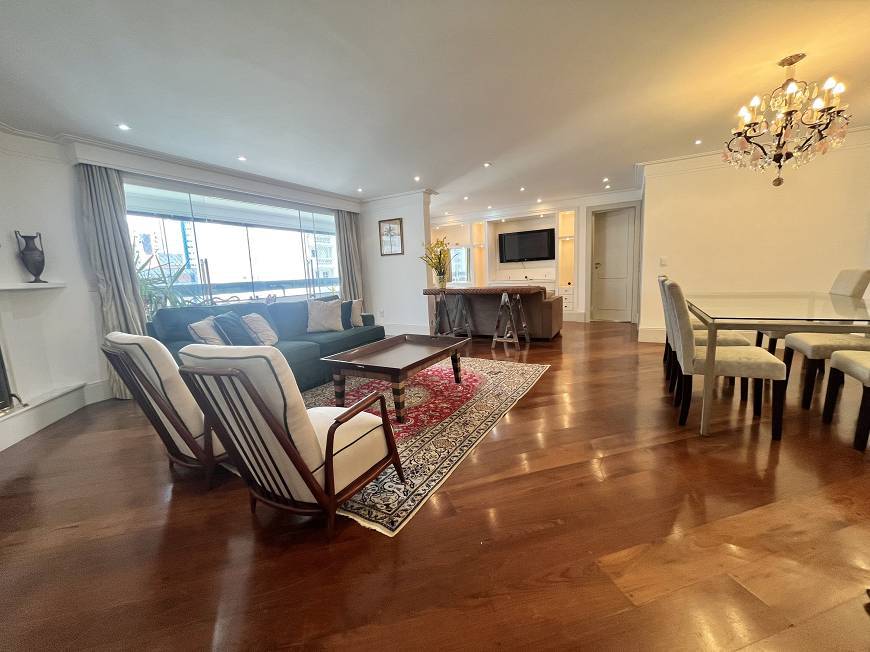 - Apartamento com 147 m², 4 quartos sendo 1 suíte para alugar no bairro Moema.