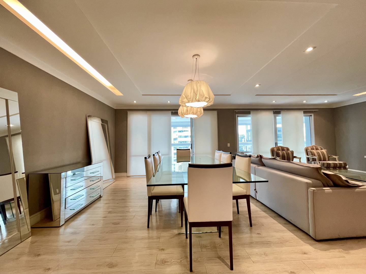 - Apartamento com 201 m², 4 quartos sendo 3 suítes para alugar no bairro Itaim Bibi.