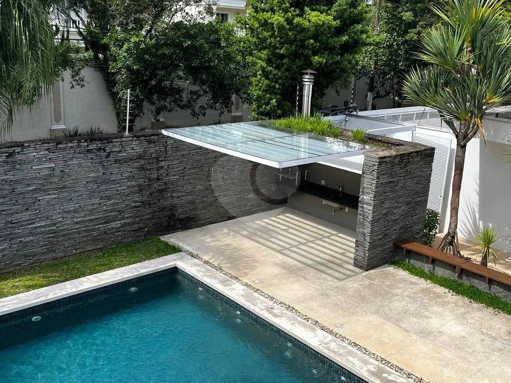 - Casa com 650 m², 5 quartos sendo 2 suítes à venda no bairro Jardim Luzitânia a passos do Parque Ibirapuera