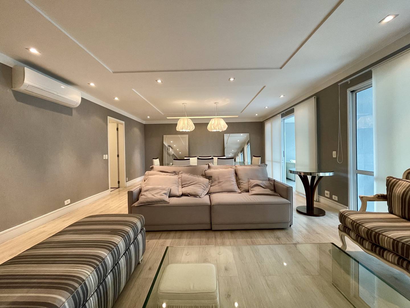 - Apartamento com 201 m², 4 quartos sendo 3 suítes para alugar no bairro Itaim Bibi.